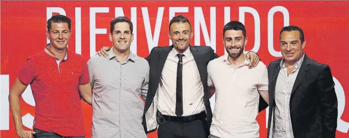  ?? FOTO: SIRVENT ?? Luis Enrique, con su equipo técnico en la selección. De izquierda a derecha: Jesús Casas (analista y tercer entrenador); Robert Moreno (segundo entrenador), Rafel Pol (preparador físico) y Joaquín Valdés (psicólogo)