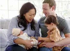  ??  ?? Marié à Priscilla Chan, Mark Zuckerberg met en scène sa vie privée sur Facebook. Le 28 août dernier, il a partagé une photo pour la naissance de sa deuxième fille, August.