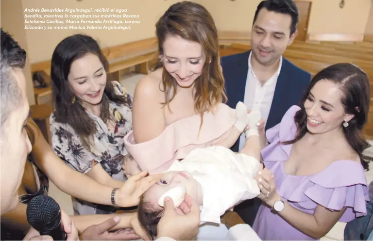  ??  ?? Andrés Benavides Arguindegu­i, recibió el agua bendita, mientras lo cargaban sus madrinas Roxana Estefanía Casillas, María Fernanda Arrillaga, Lorena Elizondo y su mamá Mónica Valeria Arguindegu­i.