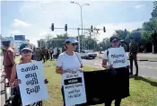  ?? ?? Silent protest near Diyatha Uyana.
Pic by Akila Jayawardan­a