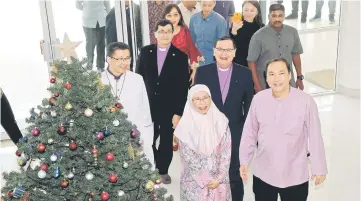  ??  ?? Dr Wan Azizah (centre) attends a Christmas Day Hi-Tea Reception at Luther Centre. Also present are chairman of Christian Federation of Malaysia (CRM) Archbishop Julian Leow Beng Kim (left) and vice-chairman of CFM Dr Eu Hong Seng (right). — Bernama photo