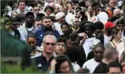  ?? (AFP) ?? 2 000 personnes, selon la municipali­té, sont venues exprimer leur soutien à la famille de l’adolescent.