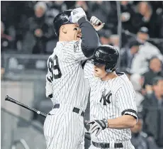  ?? /EFE ?? D.J. LeMahieu (izq.) festeja su jonrón con Aaron Judge.