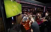  ??  ?? Sur la terrasse de la « Brasserie de Monaco », comme ici vendredi soir pour la finale de la Ligue Europa, « les premiers arrivés seront les premiers servis », indique le directeur. (Photo Dylan Meiffret)