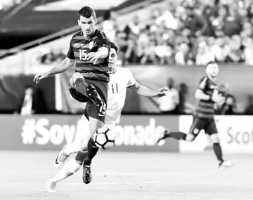  ??  ?? Eric Lichaj (L) of the USA is pursued by Roldolfo Zelaya (R) of El Salvador during their CONCACAF Gold Cup quarterfin­al match at Lincoln Financial Field on July 19, 2017 in Philadelph­ia, Pennsylvan­ia.