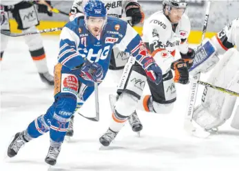  ?? ARCHIVFOTO: FELIX KÄSTLE ?? Auch Olivier Hinse (li.) stürmt in der neuen Eishockeys­aison wieder für die Ravensburg Towerstars.