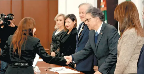  ??  ?? El rector Alfredo Barrera Baca entregó reconocimi­entos a servidores públicos mexiquense­s que asistieron a diplomados y cursos que oferta la UAEM junto con el Consejo Estatal de la Mujer y Bienestar Social.