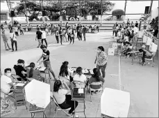  ?? Alexander garcía / el comercio ?? • En la Unidad Educativa Santa Mariana de Jesús, de Portoviejo, las mesas estaban a poca distancia.