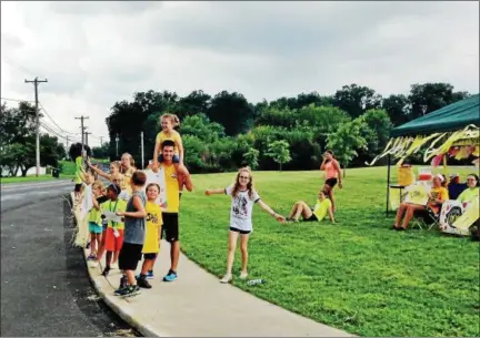  ?? BOB KEELER — DIGITAL FIRST MEDIA ?? Members of the Souderton Area Community Education Summer Adventure Day Camp hold up signs for the Alex’s Lemonade Stand at Oak Ridge Elementary School in Lower Salford.