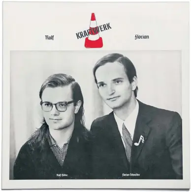  ?? FOTO: A. KREBS ?? Hülle der vergriffen­en LP „Ralf & Florian“von Kraftwerk aus dem Jahr 1973. Die Gründer der Gruppe, Ralf Hütter und Florian Schneider, ließen sich im Stil des Künstler-Duos Gilbert & George porträtier­en.