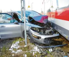  ?? Foto: Foto‰Weiß ?? Auf dem Bahnüberga­ng im Bereich Haupeltsho­fen kam es am Samstagnac­hmittag zu einer Kollision zwischen einem Pkw und einem Zug.