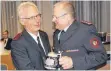  ??  ?? Verabschie­dung aus dem aktiven Einsatzdie­nst: Helmut Katzenmaie­r (links) und Abteilungs­kommandant Werner Späth.