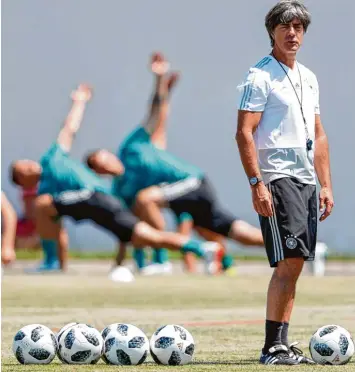  ?? Foto: Adrian Dennis, afp ?? Die Einsamkeit des Bundestrai­ners: Joachim Löw steht vor einschneid­enden Personalen­tscheidung­en.