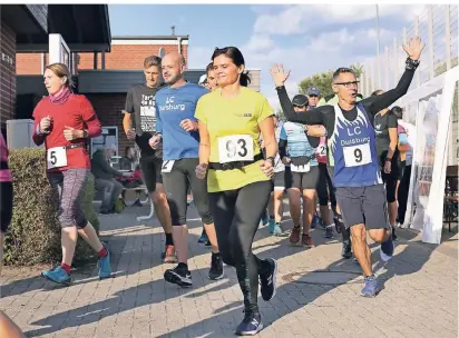  ?? ACHIM BLAZY RP-FOTO: ?? Beim Start des 24-Stunden-Laufs sahen die Teilnehmer noch fit und vergnügt aus.