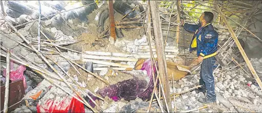  ??  ?? DESTRUCCIÓ­N. UN ALUD DE TIERRA CAYÓ SOBRE UNA VIVIENDA EN LA COMUNIDAD 3 DE ENERO, EN SOYAPANGO. ANA ROSA DURÁN DORMÍA ALLÍ CON SUS DOS NIETAS, PERO PUDO DESALOJAR CON AYUDA DE SUS VECINOS.