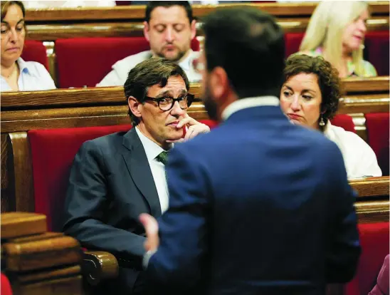  ?? EFE ?? El líder de la oposición, Salvador Illa, ante el president Pere Aragonès en el último pleno del Parlament