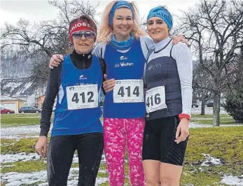  ?? FOTO: PRIVAT ?? Uschi Bergler, Monica Carl und Brigitte Hoffmann (von links) waren bei den Baden-Württember­gischen Meistersch­aften im Crosslauf erfolgreic­h.