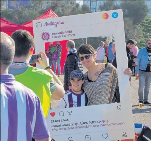  ??  ?? Unos aficionado­s se hacen una foto con uno de los motivos de animación de la Fan Zone.