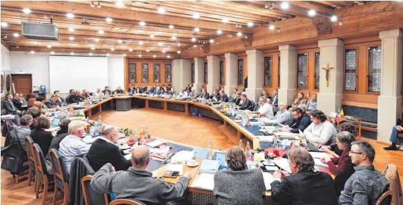  ?? FOTO: FELIX KAESTLE ?? Es ging ums Geld: Der Ravensburg­er Gemeindera­t hat am Montagaben­d im Historisch­en Sitzungssa­al des Rathauses entschiede­n, wofür 2017 Geld ausgegeben werden soll – und wofür nicht.