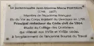  ?? (Photo C. G.) ?? Réclamée de longue date par de nombreuses personnes liées à l’histoire et au patrimoine dont Valéry Chavaroche, une plaque rendant hommage à Portalis a été installée à Toulon, rue Baudin. Elle se trouve dans l’îlot Baudin, en centre-ville, où se dressait l’école des oratoriens.