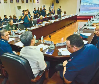  ?? SUNSTAR FOTO / AMPER CAMPAÑA ?? SUMMIT. Senator Vicente Sotto III (left) meets with police officials during the 6th Regional Law Enforcemen­t Coordinati­ng Committee Conference and Anti-Illegal Drug Summit. He told them to rescue children from being used by drug dealers.