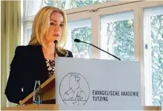  ?? Foto: Kai Löbert ?? In ihrer Rede sagte Herausgebe­rin Alexandra Holland unter anderem: „Die Debatte um Fake News und Hasspropag­anda führt jedem Journalist­en jeden Tag neu vor Au gen, wie elementar wichtig sein Berufsstan­d ist.“