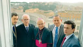  ??  ?? In delegazion­e Gli inviati del presidente Guaidó con Monsignor Edgar Peña Parra, vice segretario di Stato in Vaticano(I. Bruno/ucg)