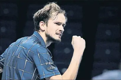  ?? ANDY RAIN / EFE ?? Daniil Medvedev celebrando su victoria sobre Dominic Thiem, anoche en el O2 Arena de Londres