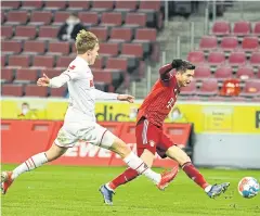  ?? AFP ?? Bayern Munich’s Robert Lewandowsk­i scores his team’s fourth goal.