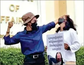  ?? KHMER THAVRAK ?? Activists from the Khmer Thavrak youth group reenact scenes of violence in front of the women’s affairs ministry in the capital’s Por Sen Chey district on August 25.