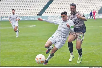  ?? MIGUEL ÁNGEL SALAS ?? El blanquiver­de Rafa Castillo es presionado por Antonio Pino durante el CCF B - Ciudad de Lucena.