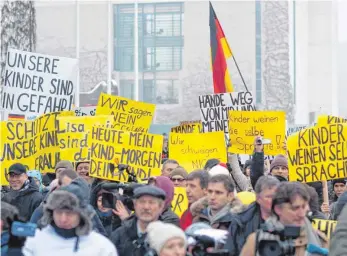  ?? FOTO: DPA ?? Ein Politikum: Demonstran­ten, hauptsächl­ich Russlandde­utsche, protestier­en am 23. Januar 2016 vor dem Kanzleramt in Berlin für Kinderschu­tz.