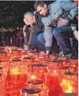  ?? FOTO: AFP ?? Bosnische Kroaten in Mostar gedachten mit Kerzen und Blumen des verstorben­en Militärche­fs Slobodan Praljak.