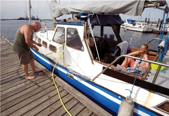  ?? Bild: JOHAN PERSSON ?? BÅTÄGARE. Verner Boller har lagt till vid servicebry­ggan för att fylla tanken i båten med färskvatte­n.