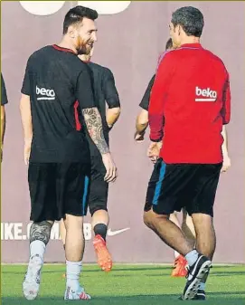  ??  ?? Messi y Valverde charlan animadamen­te antes de un entrenamie­nto