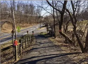  ?? COURTESY OF SCHUYLKILL RIVER GREENWAYS ?? An orange sign posted at the Schuylkill River Trail in Union Township alerts hikers that the trail will be temporaril­y closed beginning Feb. 1for the constructi­on of a $1.15million pedestrian bridge over Route 724.