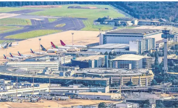  ?? FOTOS: HANS BLOSSEY/IMAGO/ARZU S. ?? Der Flughafen Düsseldorf hat einiger Zeit massive Personalpr­obleme.