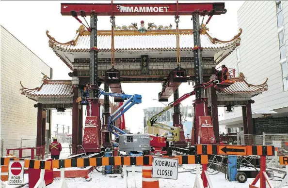  ?? LARRY WONG ?? Workers dismantle the Harbin Gate in Chinatown in November to make way for Valley Line LRT constructi­on.