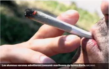  ??  ?? Los alumnos varones admitieron consumir marihuana de forma diaria./ARCHIVO.