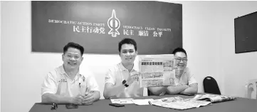  ??  ?? DAP secretary Alan Ling (middle) holding the local Chinese daily news cutting of SUPP’s reply in regards to Dr Ting’s allegation on the appointmen­t of the Kapitan. Dr Ting is at left.