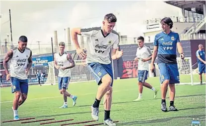  ?? (@ARGENTINA) ?? En San Antonio. La selección argentina se entrenó ayer en tierras donde brillo Emanuel Ginóbili. A CUARTOS DE FINAL.