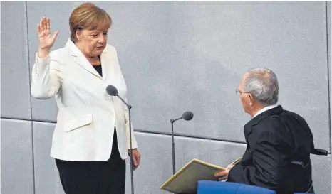  ?? FOTO: DPA ?? Bundeskanz­lerin Angela Merkel (CDU) legt ihren Amtseid vor Bundestags­präsident Wolfgang Schäuble (CDU) ab.