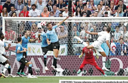  ??  ?? CERTEIRO. Varane cabeceou com êxito na sequência de um livre