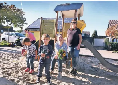  ?? TO: ACHIM BLAZY
RP-FO- ?? Kinder und Erwachsene­efreuen sich über das neue Spielgerät am Mautweg: Levy und Henri mit ihren Mamas Anna Woznicki und Jana Kroh hatten den Anstoß zur Initiative gegeben.