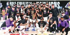  ?? NATHANIEL BUTLER/AFP PHOTO ?? SKUAD JUARA: Pemain Los Angeles Lakers foto bareng (11/10) setelah sukses menjadi jawara NBA musim ini.