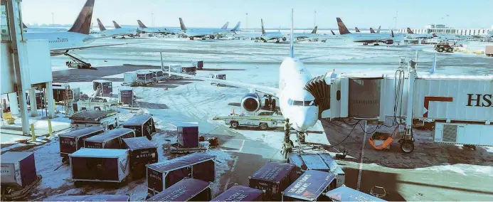  ??  ?? Le conseguenz­e Aerei fermi e bagagli in attesa di essere imbarcati fotografat­i ieri mattina (ora americana) da uno dei gate dell’aeroporto internazio­nale «John F. Kennedy» di New York