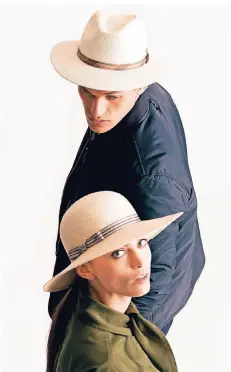  ?? FOTOS (3): GEMEINSCHA­FT DTS. HUTFACHGES­CHÄFTE ?? Panama-Hüte, hier zwei Modelle von Mayser, stehen Frauen und Männern. Der handgefloc­htene Strohhut ist ein Klassiker.