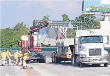  ??  ?? El funcionami­ento del Paso Exprés ha dejado 49 accidentes, 140 vehículos involucrad­os, 72 lesionados y cuatro muertos, según recuento de la SCT.