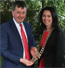  ??  ?? Paddy Callaghan hands over the chains to incoming Chamber President Shona McManus from Osborne