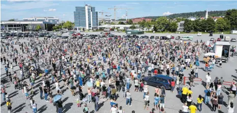  ?? FOTO: FELIX KAESTLE ?? Die Demonstran­ten auf dem Ravensburg­er Oberschwab­enhallenpa­rkplatz versuchen Abstand zu halten.